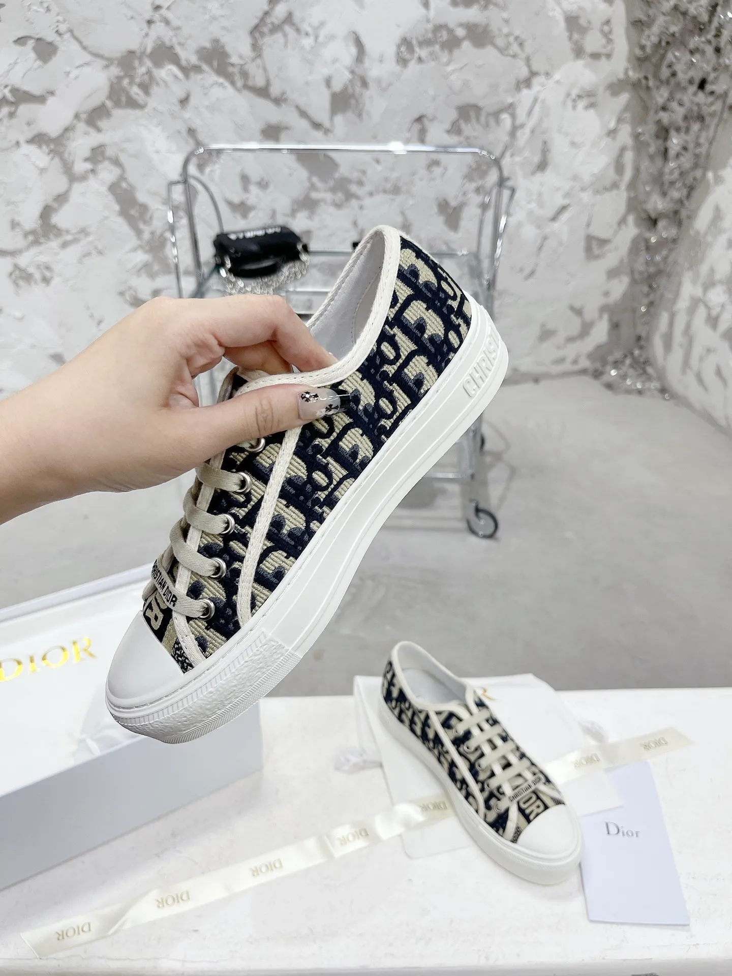 👟👟Ex-factory price 480👟👟 WALK N DIOR embroidered canvas shoes, flat casual shoes, Valentine's Day limited sneaker series, 100% cotton silk double-sided three-dimensional embroidery, hot sale in authentic stores, Ins star internet celebrity concave style show.  All materials of this shoe are original molds, right down to the hardware, laces, outsole, 👟👟 ex-factory price U mid-pad... The upper fabric is made of double-sided pure cotton silk three-dimensional electric embroidery. Each style looks colorful, but it does not make it difficult to match clothes. The entire series is like a piece of handicraft, unique!  ▪️Inner lining: full-grain mixed sheep silk sheepskin ▪️Foot pads: imported cowhide of the same color, comfortable to the feet ▪️My last style is exactly the same as Z👟👟 ex-factory price, welcome to compare. My color matching is complete, and the counter has a full set of packaging. Code number: 35-40 (women's model 41 is custom-made and cannot be returned or exchanged)